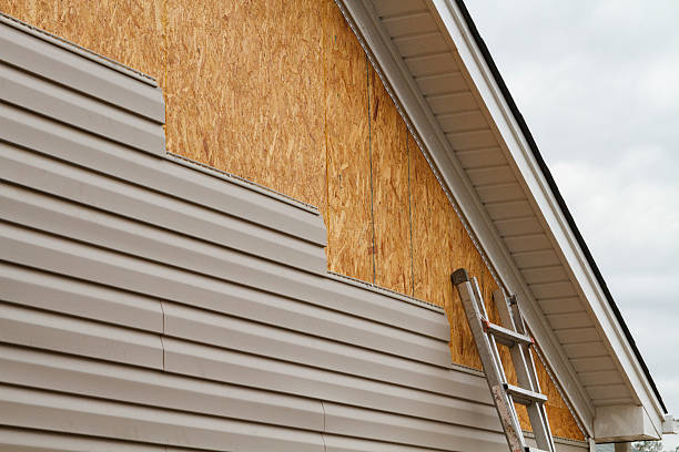 Professional Vinyl Siding technician working in Nashville, OH